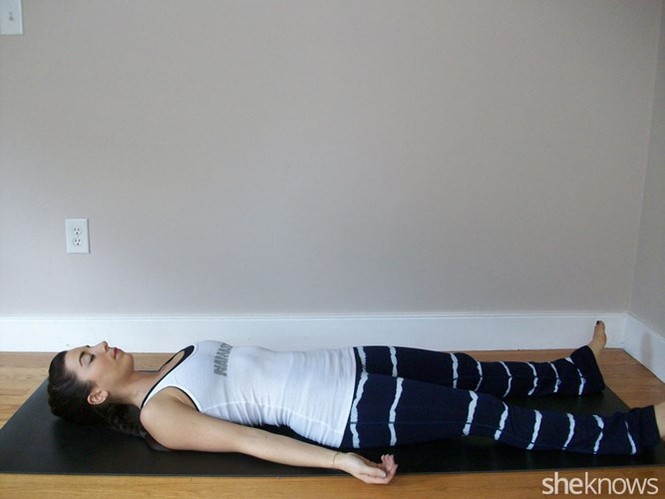 6 tư thế yoga trị đau mỏi lưng cho người ngồi lâu - ảnh 2