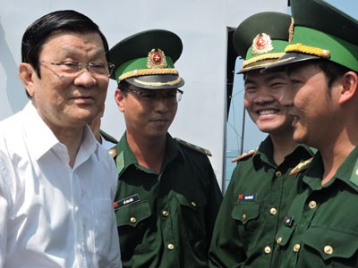 Chủ tịch nước tới Lý Sơn nói chuyện với nông dân trên đồng tỏi - ảnh 2