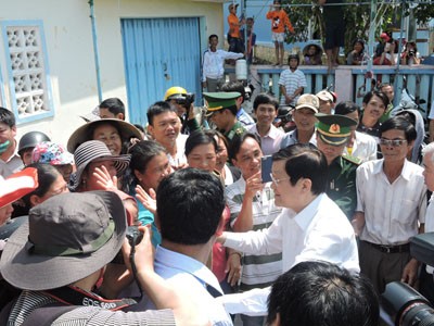 Chủ tịch nước tới Lý Sơn nói chuyện với nông dân trên đồng tỏi - ảnh 5