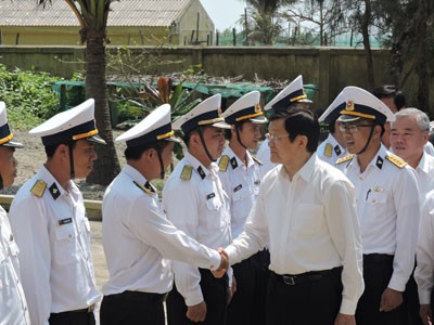 Chủ tịch nước tới Lý Sơn nói chuyện với nông dân trên đồng tỏi - ảnh 1