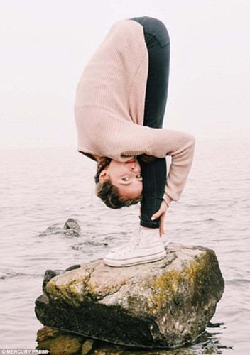 Ngắm những động tác yoga tuyệt đẹp trên đường phố - ảnh 7