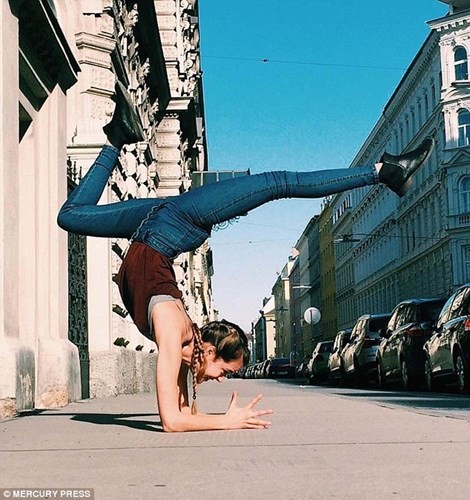 Ngắm những động tác yoga tuyệt đẹp trên đường phố - ảnh 9