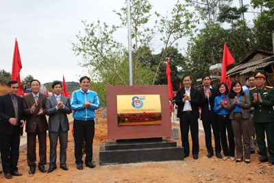 Thanh niên làm 11km đường cho bà con dân tộc - ảnh 2