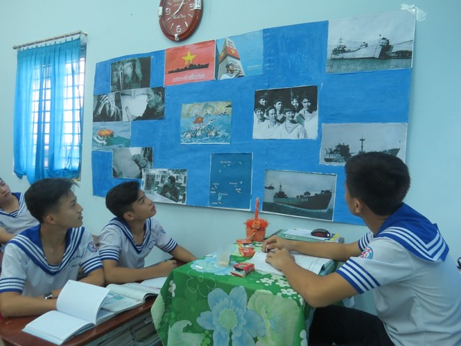 Xúc động học sinh TP.HCM tưởng niệm sự kiện Gạc Ma - ảnh 3