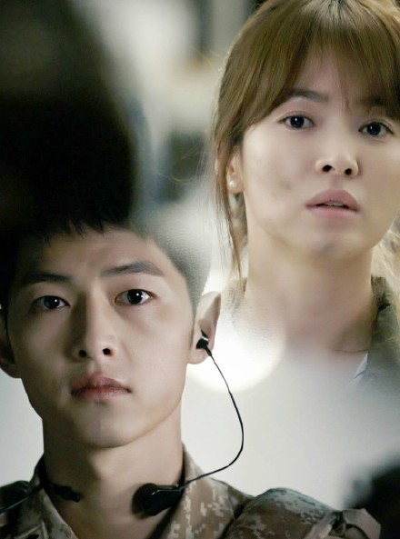 Song Hye Kyo bị nghi hò hẹn với trai đẹp của 'Hậu duệ Mặt trời' - ảnh 1