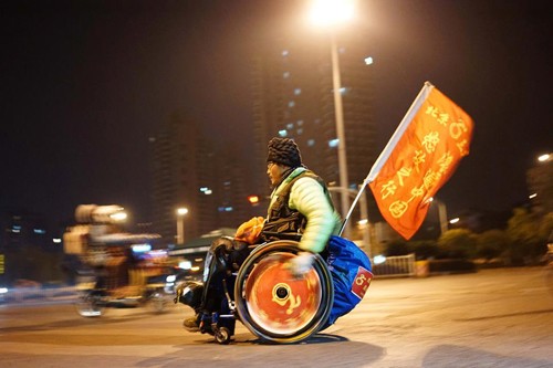Người đàn ông ngồi xe lăn phượt dọc Trung Quốc - ảnh 1