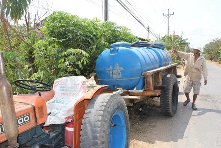 Nghề 'hốt bạc' trong mùa hạn - mặn - ảnh 2