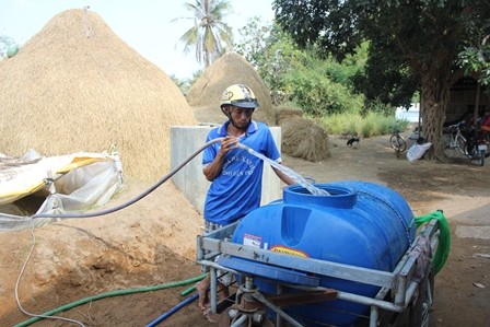 Nghề 'hốt bạc' trong mùa hạn - mặn - ảnh 3