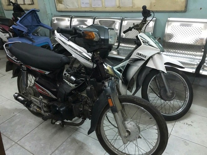 Trộm cố thủ trên nóc nhà, dùng dao chống trả công an - ảnh 2