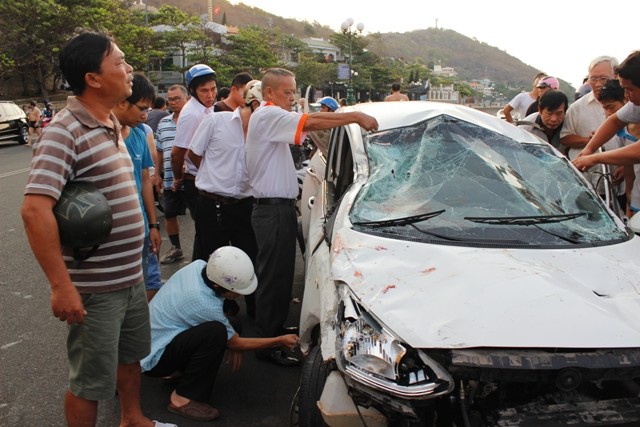 Taxi bay thẳng xuống biển, tài xế cùng hành khách nhập viện - ảnh 2