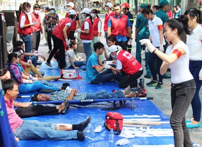 Giải cứu 300 người mắc kẹt trong đám cháy nhà 21 tầng - ảnh 7