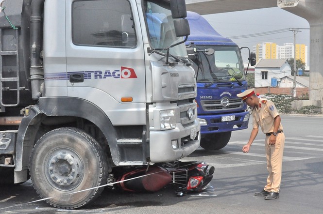 Bị xe ben cuốn vào gầm, hai cô gái may mắn thoát chết - ảnh 2