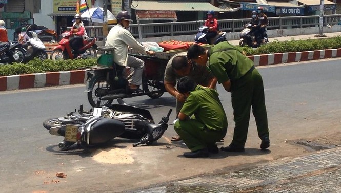Hai nữ sinh bị tạt axit giữa đường ở Sài Gòn - ảnh 1