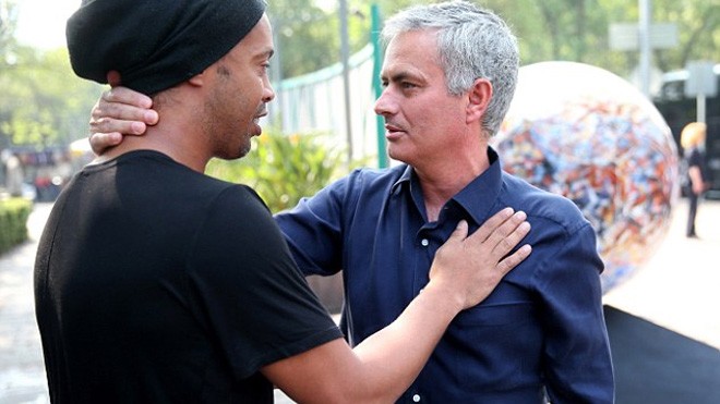 Mourinho sắp làm HLV cho Ronaldinho - ảnh 1