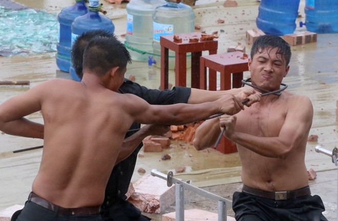 Lính đặc nhiệm tung đòn hạ gục 5 kẻ cầm hung khí - ảnh 10