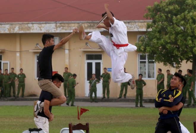 Lính đặc nhiệm tung đòn hạ gục 5 kẻ cầm hung khí - ảnh 5