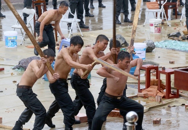 Lính đặc nhiệm tung đòn hạ gục 5 kẻ cầm hung khí - ảnh 6
