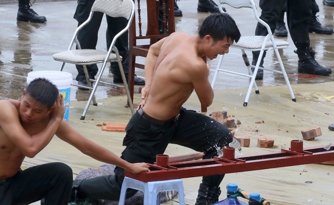 Lính đặc nhiệm tung đòn hạ gục 5 kẻ cầm hung khí - ảnh 7