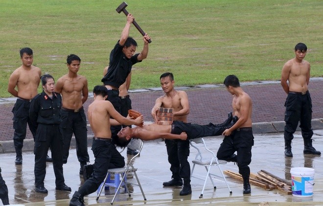 Lính đặc nhiệm tung đòn hạ gục 5 kẻ cầm hung khí - ảnh 8