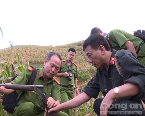 Đấu súng nghẹt thở với tội phạm ma túy, thu 20 bánh heroin - ảnh 1