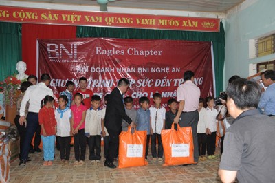 Tặng chăn, áo ấm cho học sinh rẻo cao - ảnh 2