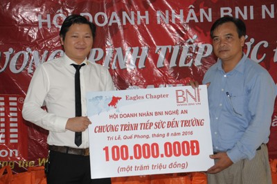 Tặng chăn, áo ấm cho học sinh rẻo cao - ảnh 4