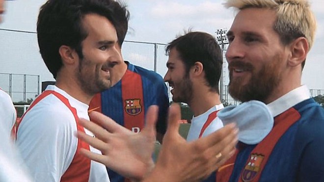 Messi bịt mắt, đá luân lưu với người khiếm thị - ảnh 1
