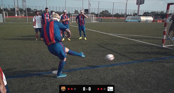 Messi bịt mắt, đá luân lưu với người khiếm thị - ảnh 2