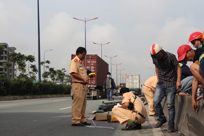 Nam công nhân tử vong sau tai nạn thảm khốc trên xa lộ - ảnh 1
