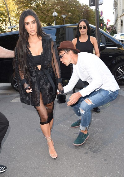 Kim Kardashian bị nhà báo sàm sỡ ở Paris - ảnh 3