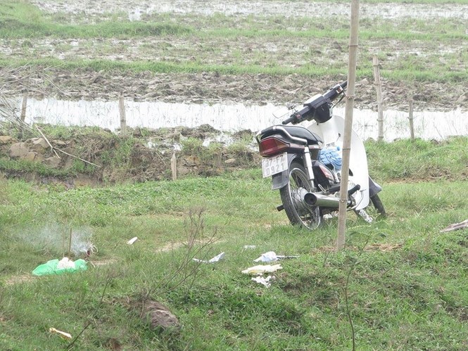 Kinh hãi phát hiện người đàn ông nằm chết bên xe máy - ảnh 1