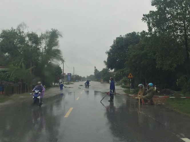 Hàng vạn căn nhà ở Hà Tĩnh chìm trong nước, 2 người tử vong - ảnh 6