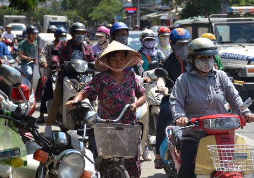 Người phụ nữ bị xe bồn kéo lê hơn 20 mét - ảnh 1