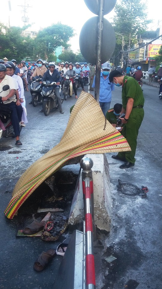 Người đàn ông xích tay rồi tự thiêu ngoài phố lúc sáng sớm - ảnh 1