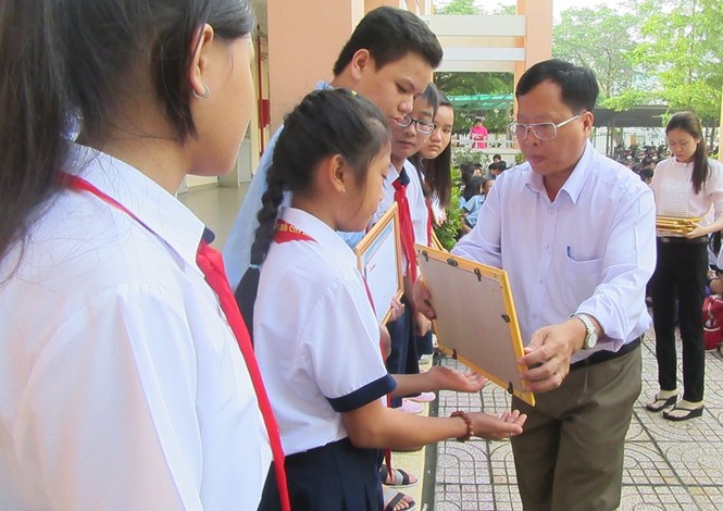 Báo Tiền Phong trao 20 suất học bổng 'Vượt khó' - ảnh 1
