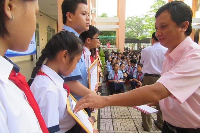 Báo Tiền Phong trao 20 suất học bổng 'Vượt khó' - ảnh 2