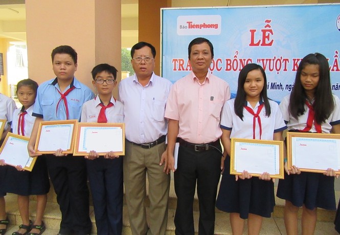 Báo Tiền Phong trao 20 suất học bổng 'Vượt khó' - ảnh 3