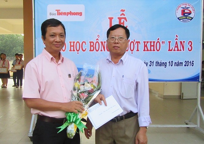 Báo Tiền Phong trao 20 suất học bổng 'Vượt khó' - ảnh 4