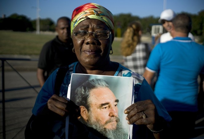 Hàng trăm ngàn người xếp hàng tiễn biệt lãnh tụ Fidel Castro - ảnh 10