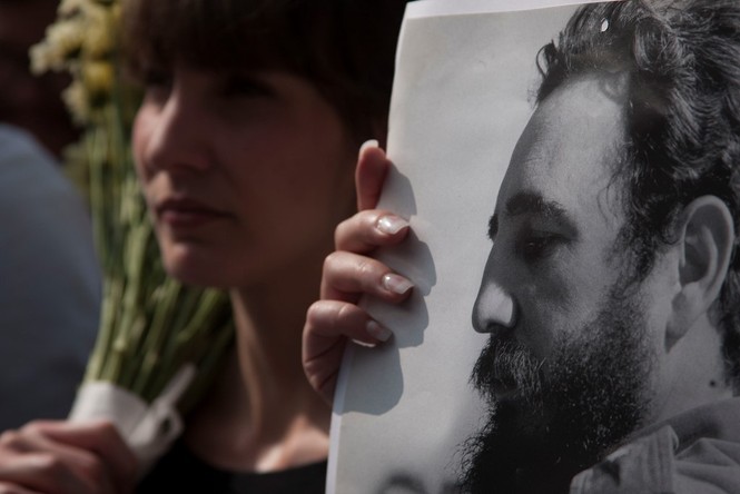 Hàng trăm ngàn người xếp hàng tiễn biệt lãnh tụ Fidel Castro - ảnh 11