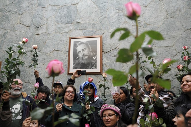 Hàng trăm ngàn người xếp hàng tiễn biệt lãnh tụ Fidel Castro - ảnh 12