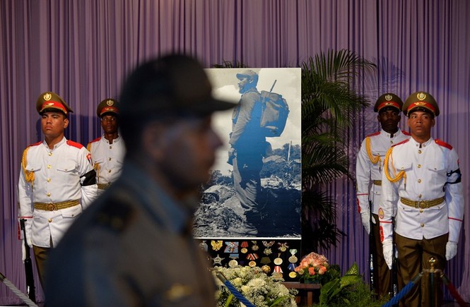 Hàng trăm ngàn người xếp hàng tiễn biệt lãnh tụ Fidel Castro - ảnh 6