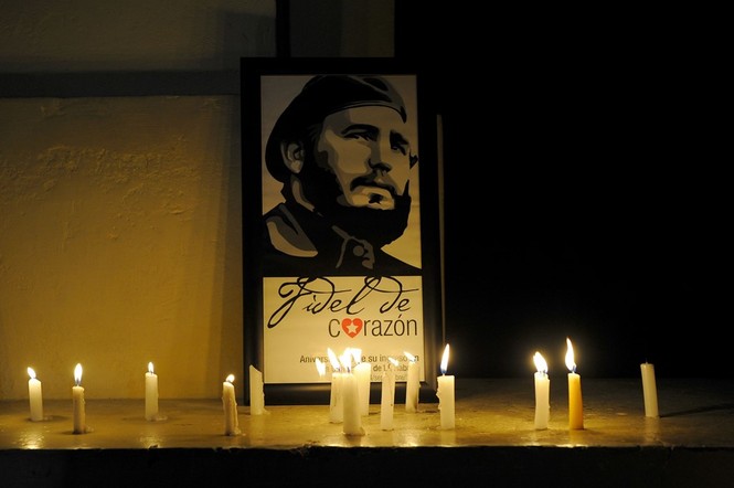 Hàng trăm ngàn người xếp hàng tiễn biệt lãnh tụ Fidel Castro - ảnh 9