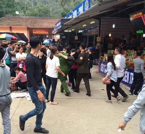 Bà cụ bị đánh ngất do giẫm chân cô gái khi đi Chùa Hương - ảnh 2