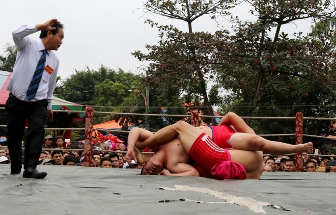 Mục kích đô vật thi tài 'kẹp cổ, khóa tay' ở hội đình làng - ảnh 12