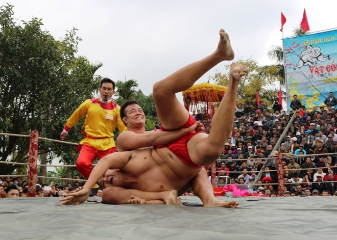 Mục kích đô vật thi tài 'kẹp cổ, khóa tay' ở hội đình làng - ảnh 5