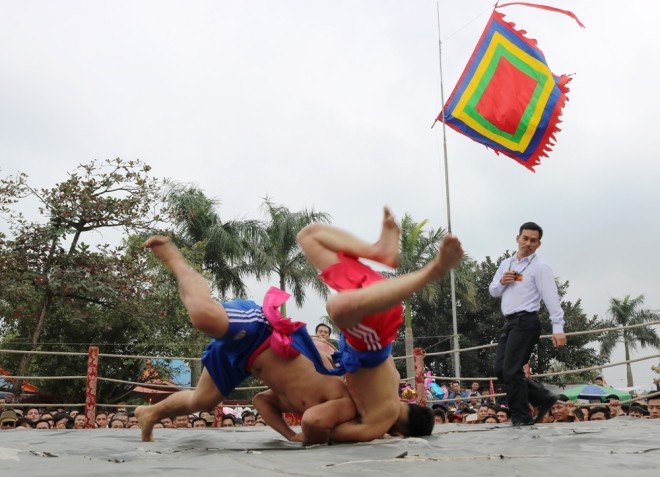 Mục kích đô vật thi tài 'kẹp cổ, khóa tay' ở hội đình làng - ảnh 6
