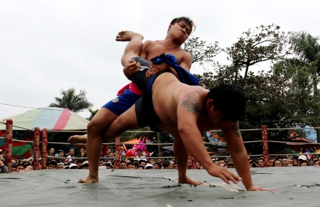Mục kích đô vật thi tài 'kẹp cổ, khóa tay' ở hội đình làng - ảnh 8