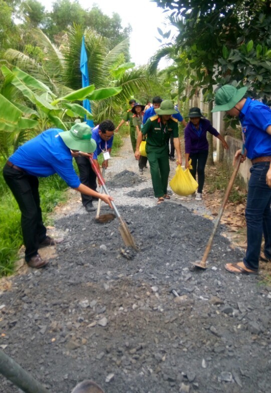 Đoàn viên Vĩnh Long - Trà Vinh khuân đá làm đường giao thông - ảnh 1