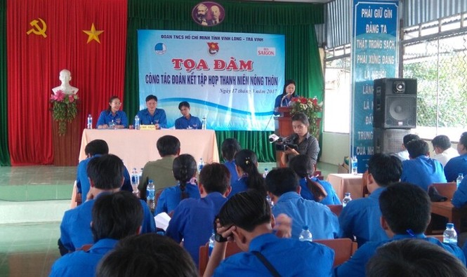 Đoàn viên Vĩnh Long - Trà Vinh khuân đá làm đường giao thông - ảnh 2